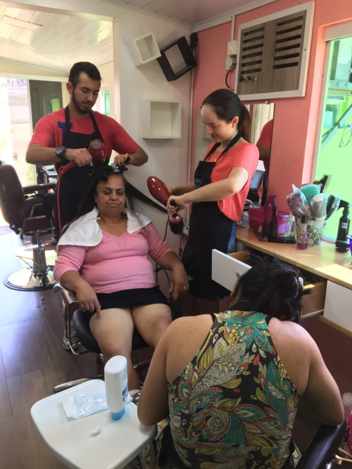 Nathaly atendendo uma cliente no salão da época.