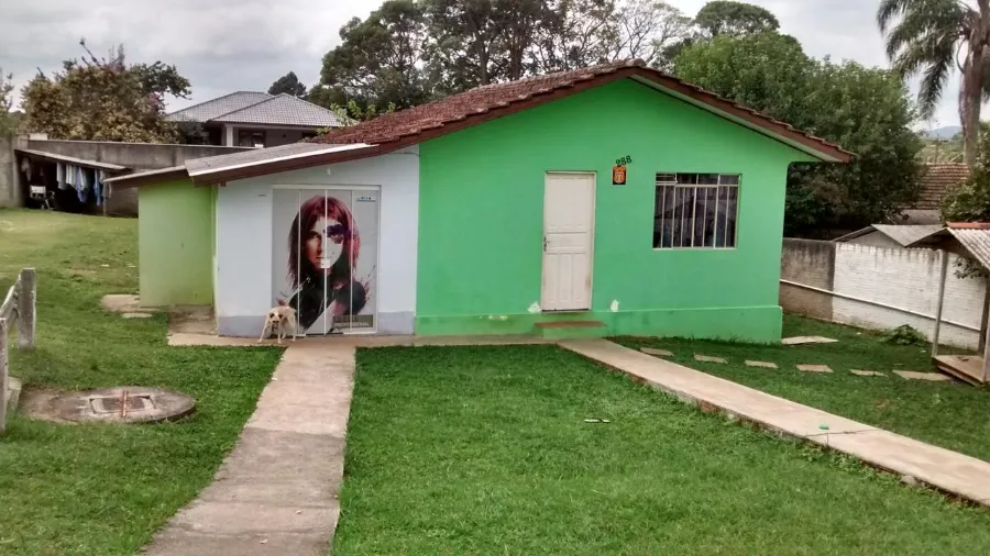O primeiro salão da Nathaly, em uma casa simples pintada de verde.