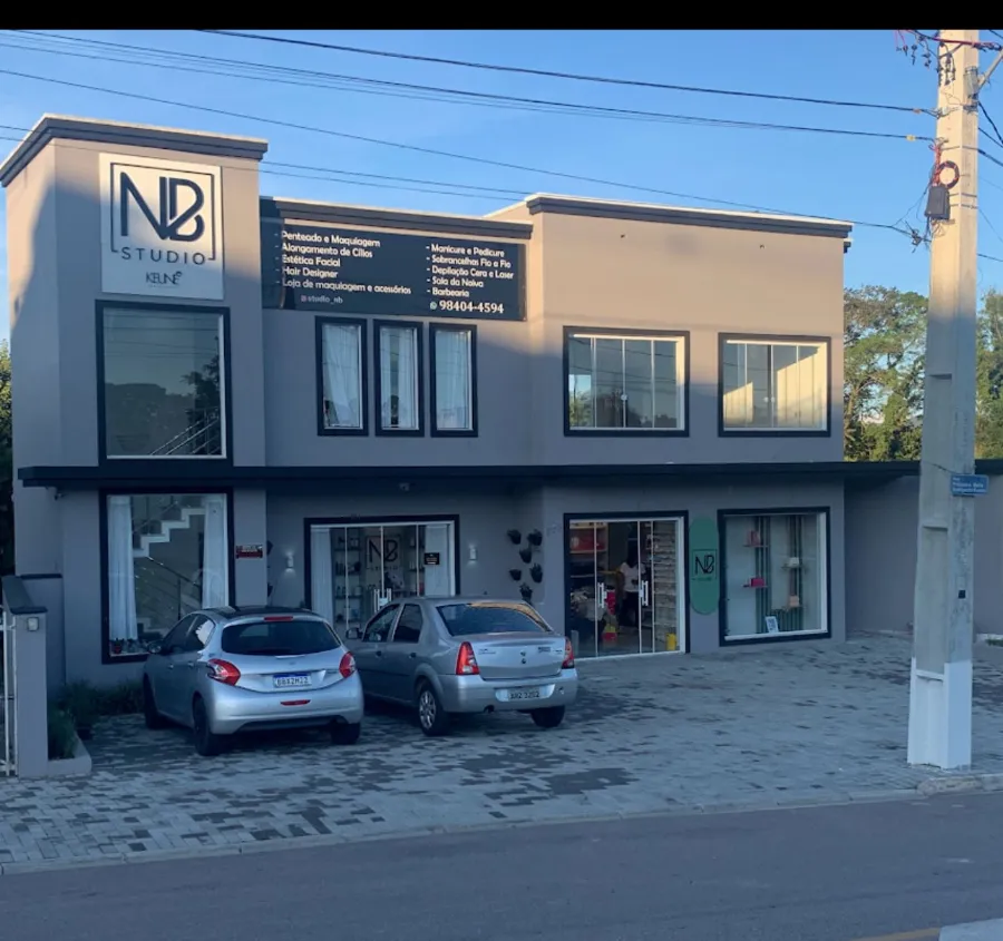 Fachada do Studio NB, prédio de dois andares.